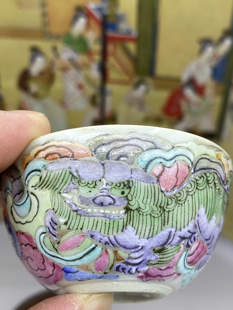 古玩陶瓷粉彩獅紋臥足茶碗真品鑒賞圖