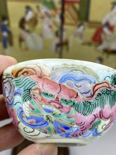 古玩陶瓷粉彩獅紋臥足茶碗真品鑒賞圖