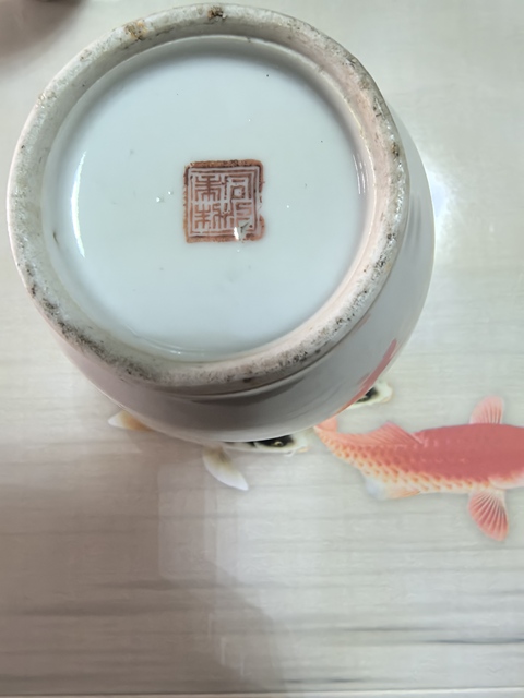 古玩陶瓷礬紅獅紋瓶真品鑒賞圖