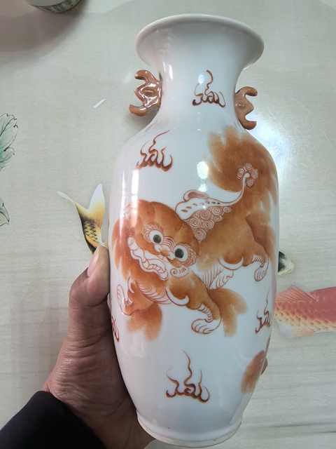 古玩陶瓷礬紅獅紋瓶真品鑒賞圖