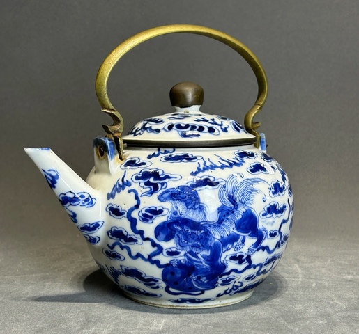 古玩陶瓷獅紋青花提梁壺（五世同堂）拍賣，當(dāng)前價格4000元