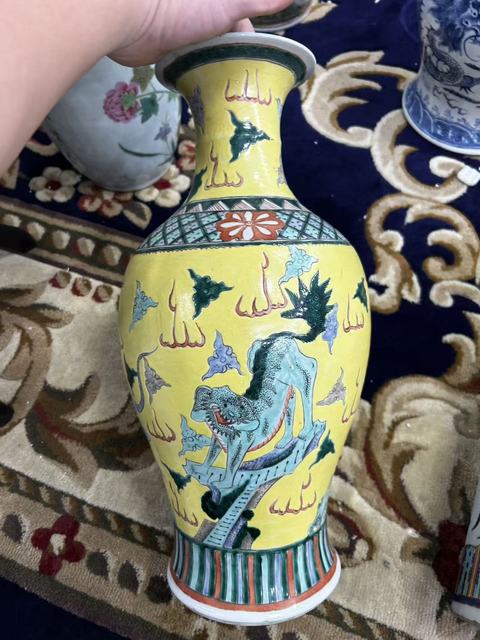 古玩陶瓷黃地粉彩海獸瓶真品鑒賞圖