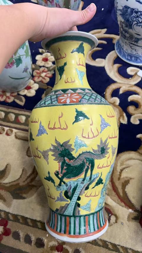 古玩陶瓷黃地粉彩海獸瓶真品鑒賞圖