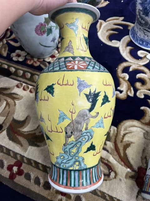 古玩陶瓷黃地粉彩海獸瓶真品鑒賞圖