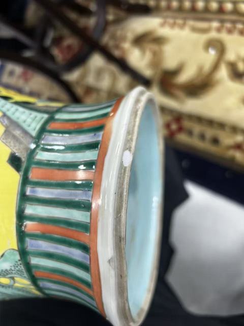 古玩陶瓷黃地粉彩海獸瓶真品鑒賞圖