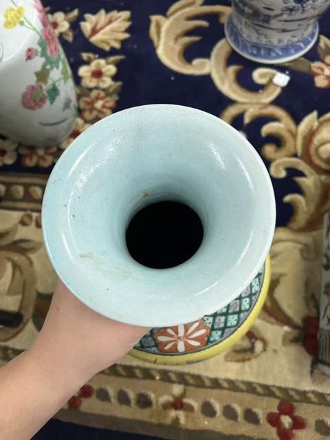 古玩陶瓷黃地粉彩海獸瓶真品鑒賞圖