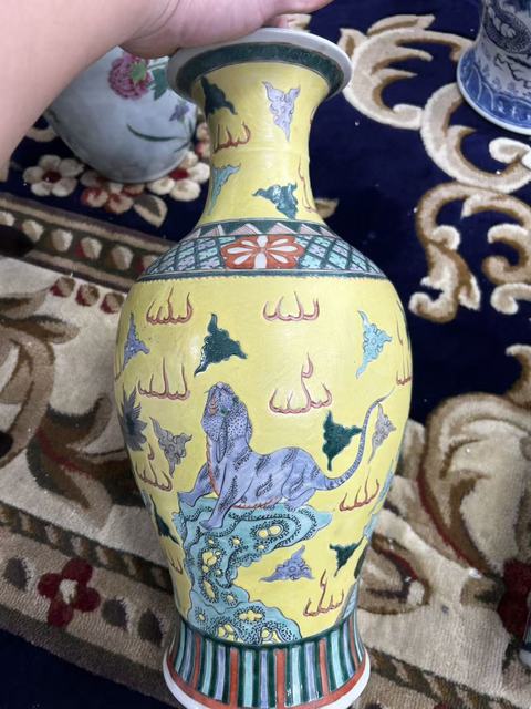 古玩陶瓷黃地粉彩海獸瓶真品鑒賞圖