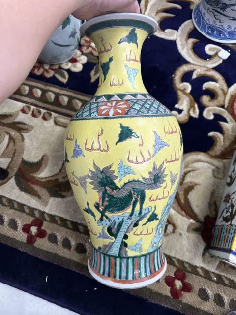 古玩陶瓷黃地粉彩海獸瓶真品鑒賞圖