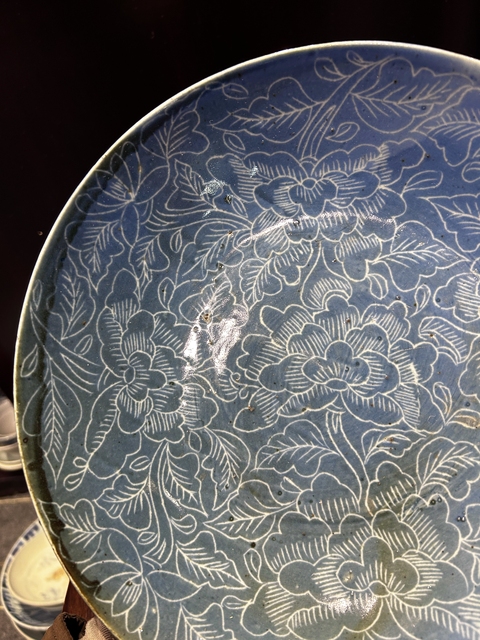 古玩陶瓷花卉紋盤真品鑒賞圖