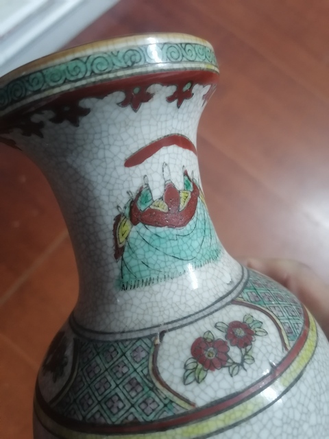 古玩陶瓷哥釉五彩刀馬人物盤口瓶真品鑒賞圖