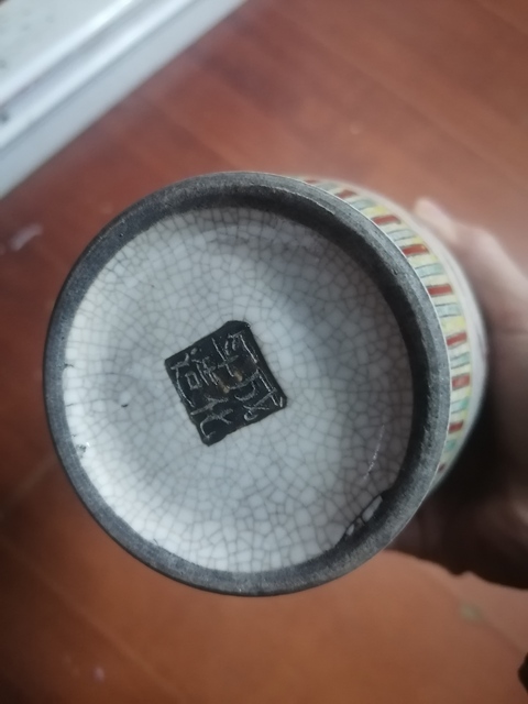 古玩陶瓷哥釉五彩刀馬人物盤口瓶真品鑒賞圖