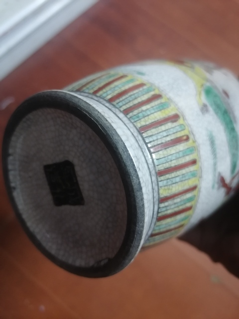 古玩陶瓷哥釉五彩刀馬人物盤口瓶真品鑒賞圖