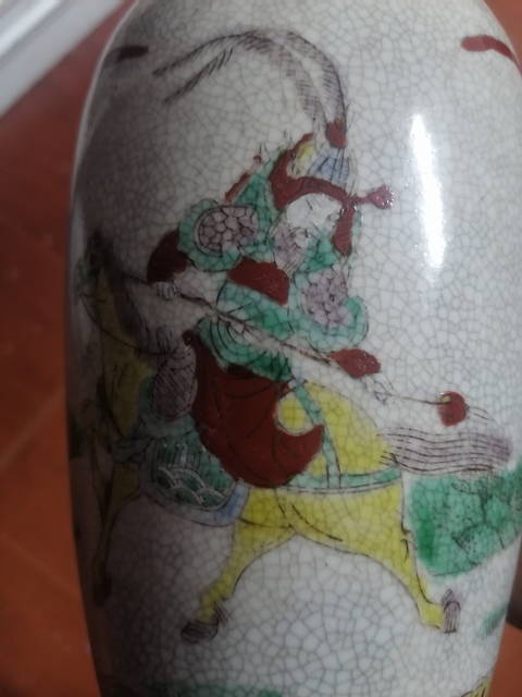 古玩陶瓷哥釉五彩刀馬人物盤口瓶真品鑒賞圖