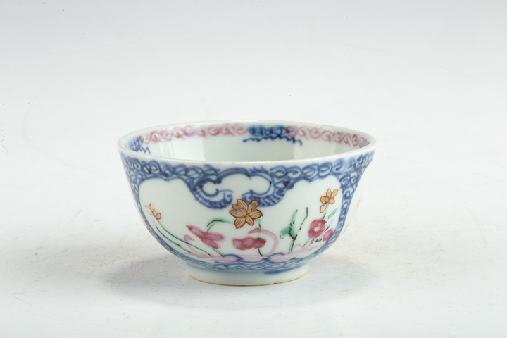 古玩陶瓷乾隆·青花粉彩開窗蓮池紋杯 真品鑒賞圖