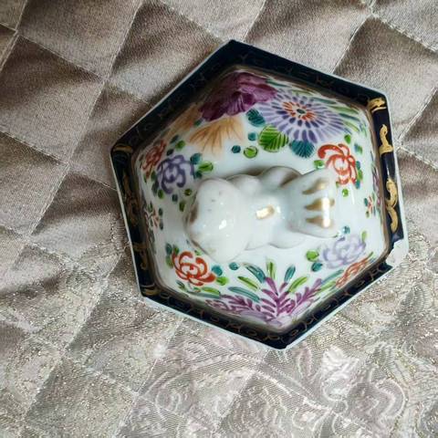 古玩陶瓷粉彩??章瓷六方蓋罐（日本）真品鑒賞圖