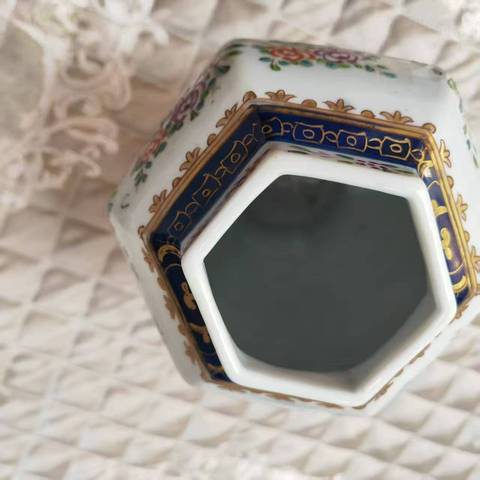 古玩陶瓷粉彩??章瓷六方蓋罐（日本）真品鑒賞圖