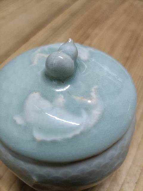 古玩陶瓷青釉印花魚(yú)紋罐真品鑒賞圖