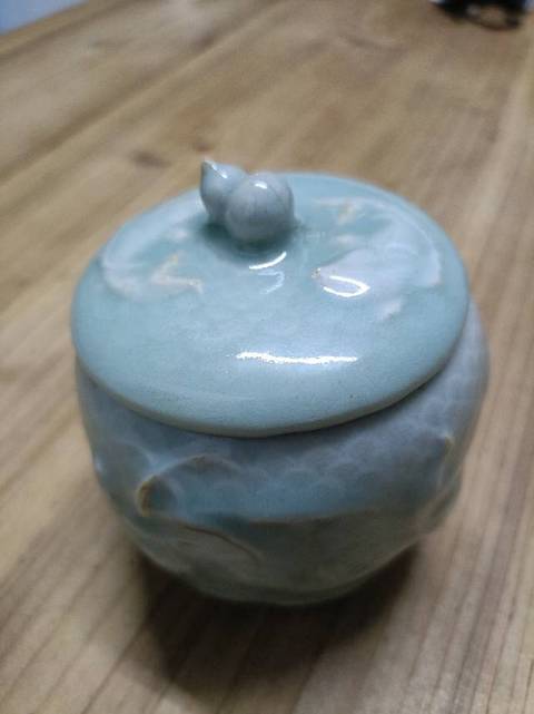 古玩陶瓷青釉印花魚(yú)紋罐真品鑒賞圖