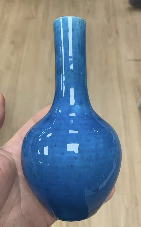 古玩陶瓷孔雀藍釉天球瓶真品鑒賞圖