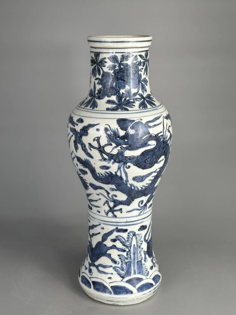 古玩陶瓷龍紋青花瓶真品鑒賞圖