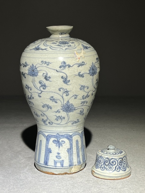 古玩陶瓷青花纏枝花卉紋梅瓶真品鑒賞圖