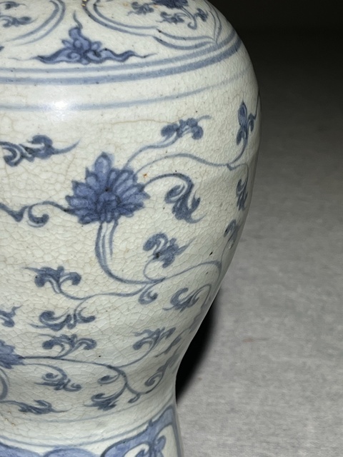 古玩陶瓷青花纏枝花卉紋梅瓶真品鑒賞圖