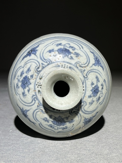 古玩陶瓷青花纏枝花卉紋梅瓶真品鑒賞圖