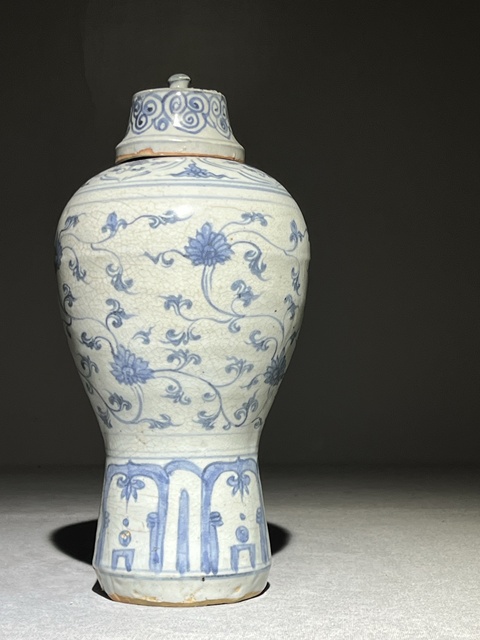 古玩陶瓷青花纏枝花卉紋梅瓶真品鑒賞圖