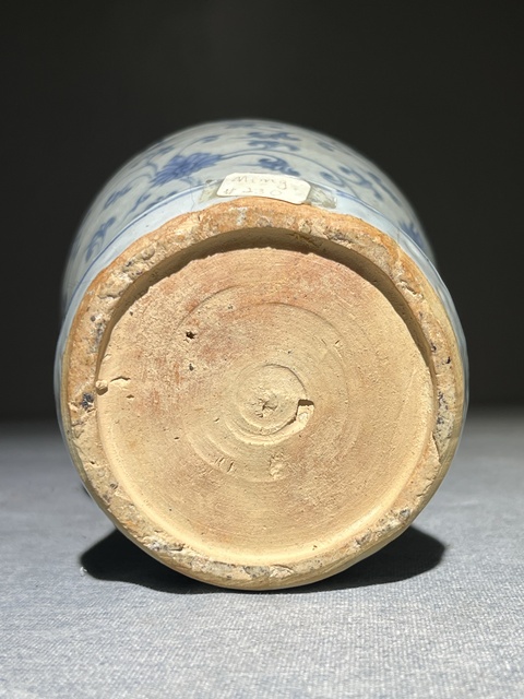 古玩陶瓷青花纏枝花卉紋梅瓶真品鑒賞圖