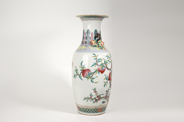 古玩陶瓷清晚期·粉彩九桃紋雙耳大瓶真品鑒賞圖