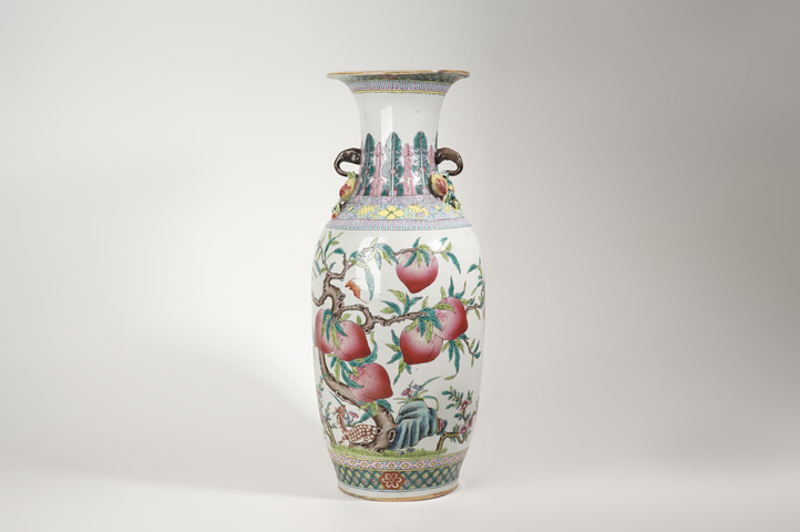 古玩陶瓷清晚期·粉彩九桃紋雙耳大瓶真品鑒賞圖