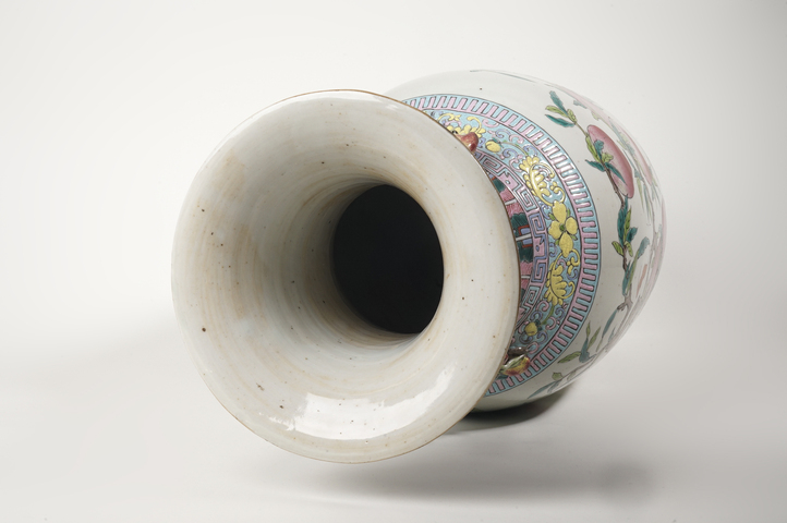 古玩陶瓷清晚期·粉彩九桃紋雙耳大瓶真品鑒賞圖