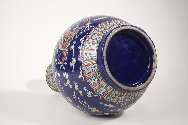 古玩陶瓷清晚期·霽藍(lán)釉粉彩雙龍趕珠紋賞瓶真品鑒賞圖