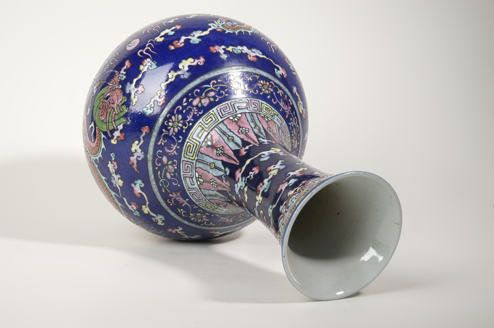 古玩陶瓷清晚期·霽藍(lán)釉粉彩雙龍趕珠紋賞瓶真品鑒賞圖