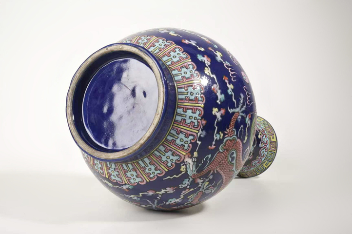 古玩陶瓷清晚期·霽藍(lán)釉粉彩雙龍趕珠紋賞瓶真品鑒賞圖