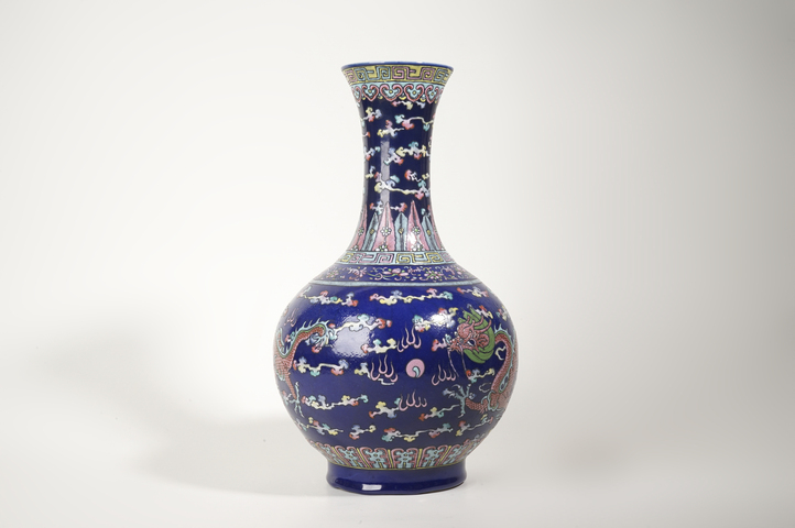 古玩陶瓷清晚期·霽藍(lán)釉粉彩雙龍趕珠紋賞瓶真品鑒賞圖