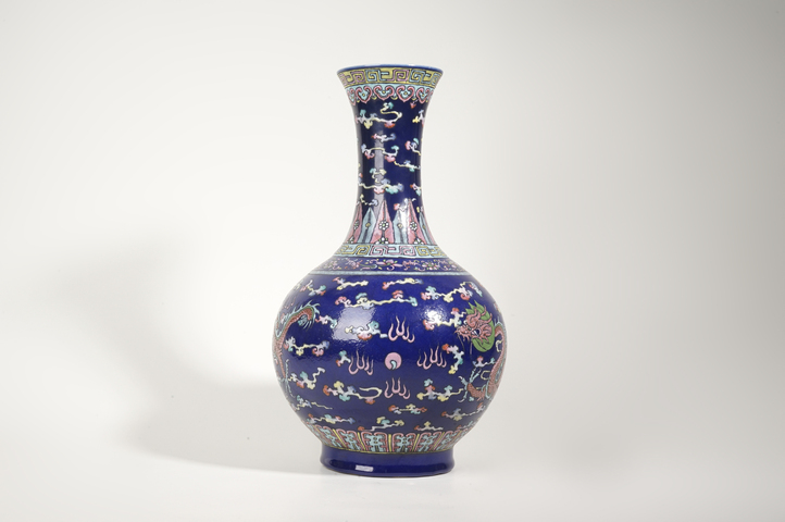 古玩陶瓷清晚期·霽藍(lán)釉粉彩雙龍趕珠紋賞瓶真品鑒賞圖