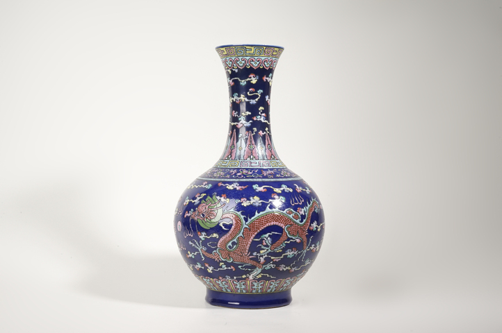 古玩陶瓷清晚期·霽藍(lán)釉粉彩雙龍趕珠紋賞瓶真品鑒賞圖