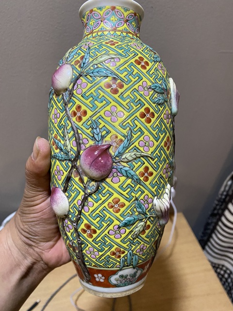 古玩陶瓷 浮雕福壽三多卍字不到頭梅紋粉彩瓶真品鑒賞圖