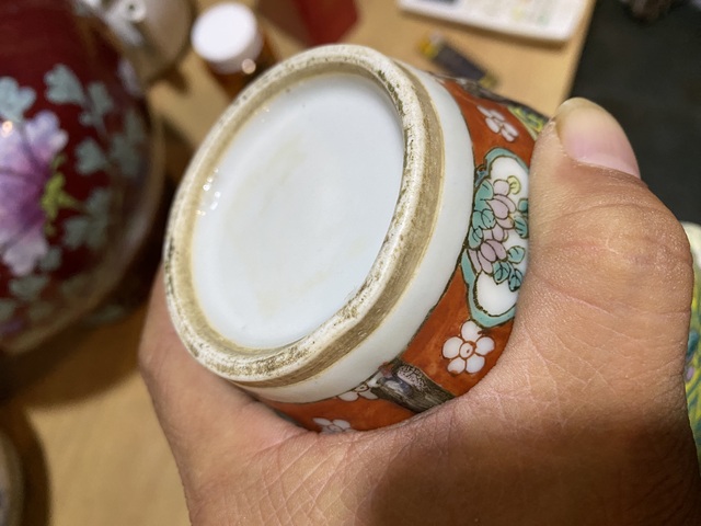 古玩陶瓷 浮雕福壽三多卍字不到頭梅紋粉彩瓶真品鑒賞圖