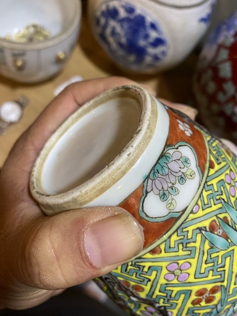 古玩陶瓷 浮雕福壽三多卍字不到頭梅紋粉彩瓶真品鑒賞圖