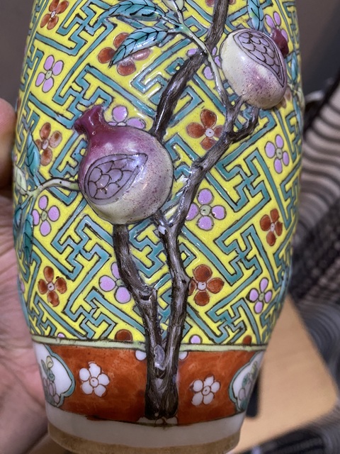 古玩陶瓷 浮雕福壽三多卍字不到頭梅紋粉彩瓶真品鑒賞圖