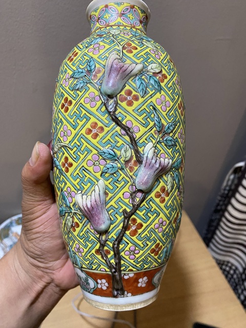 古玩陶瓷 浮雕福壽三多卍字不到頭梅紋粉彩瓶真品鑒賞圖