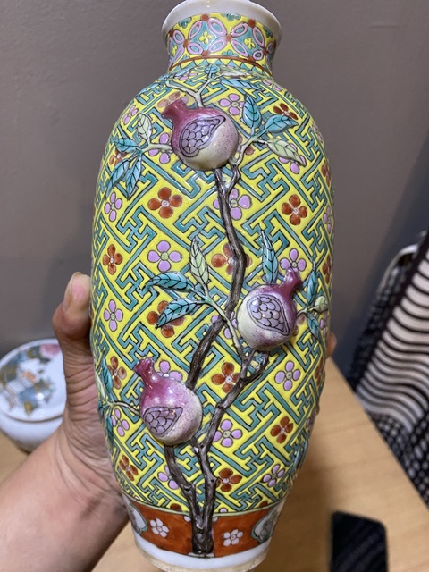 古玩陶瓷 浮雕福壽三多卍字不到頭梅紋粉彩瓶真品鑒賞圖