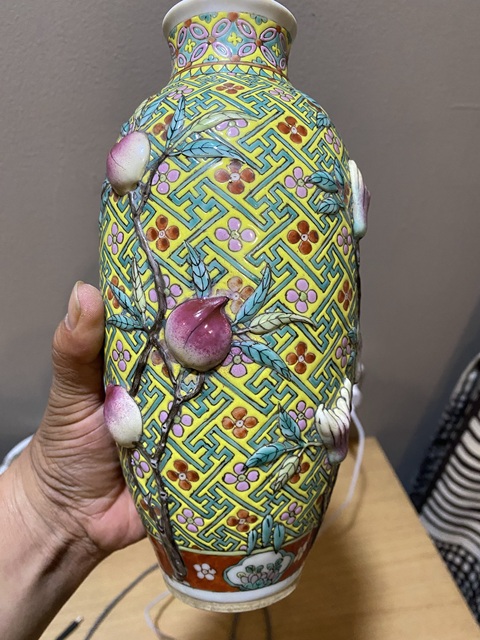 古玩陶瓷 浮雕福壽三多卍字不到頭梅紋粉彩瓶真品鑒賞圖