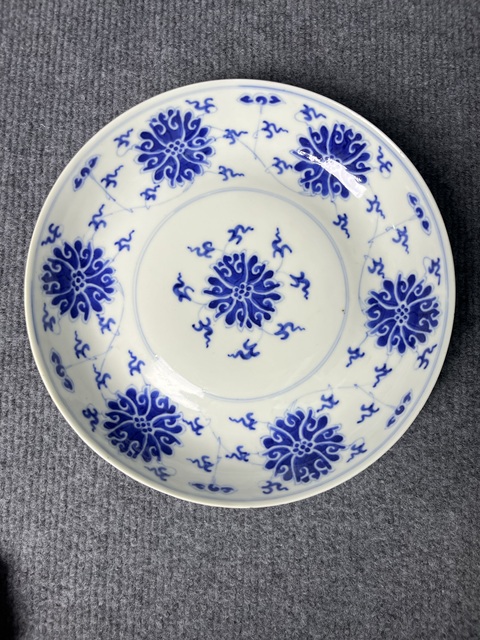 古玩陶瓷青花纏枝西番蓮紋盤真品鑒賞圖