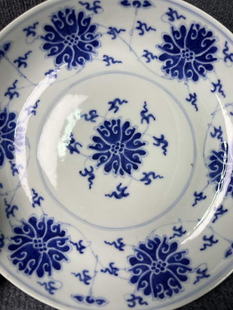 古玩陶瓷青花纏枝西番蓮紋盤真品鑒賞圖