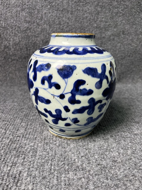 古玩陶瓷青花纏枝花卉罐真品鑒賞圖