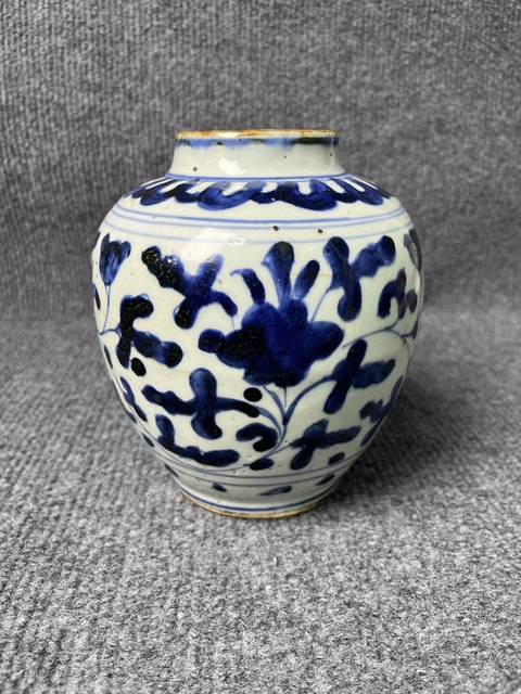 古玩陶瓷青花纏枝花卉罐真品鑒賞圖