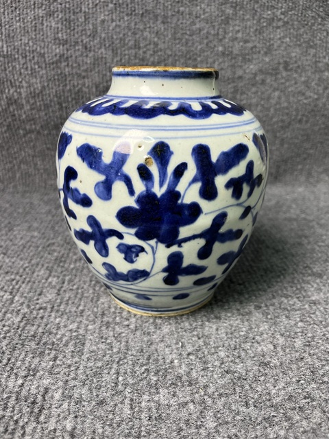 古玩陶瓷青花纏枝花卉罐真品鑒賞圖